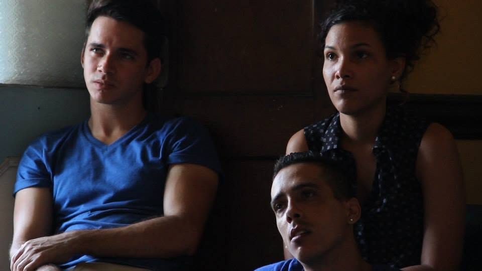 Colegas observando o trabalho