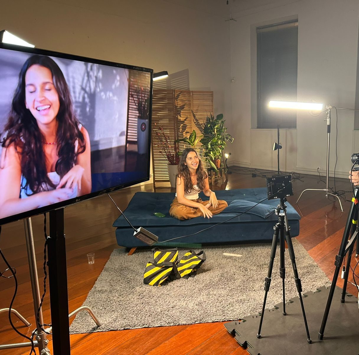 Atriz no set com monitor de playback
